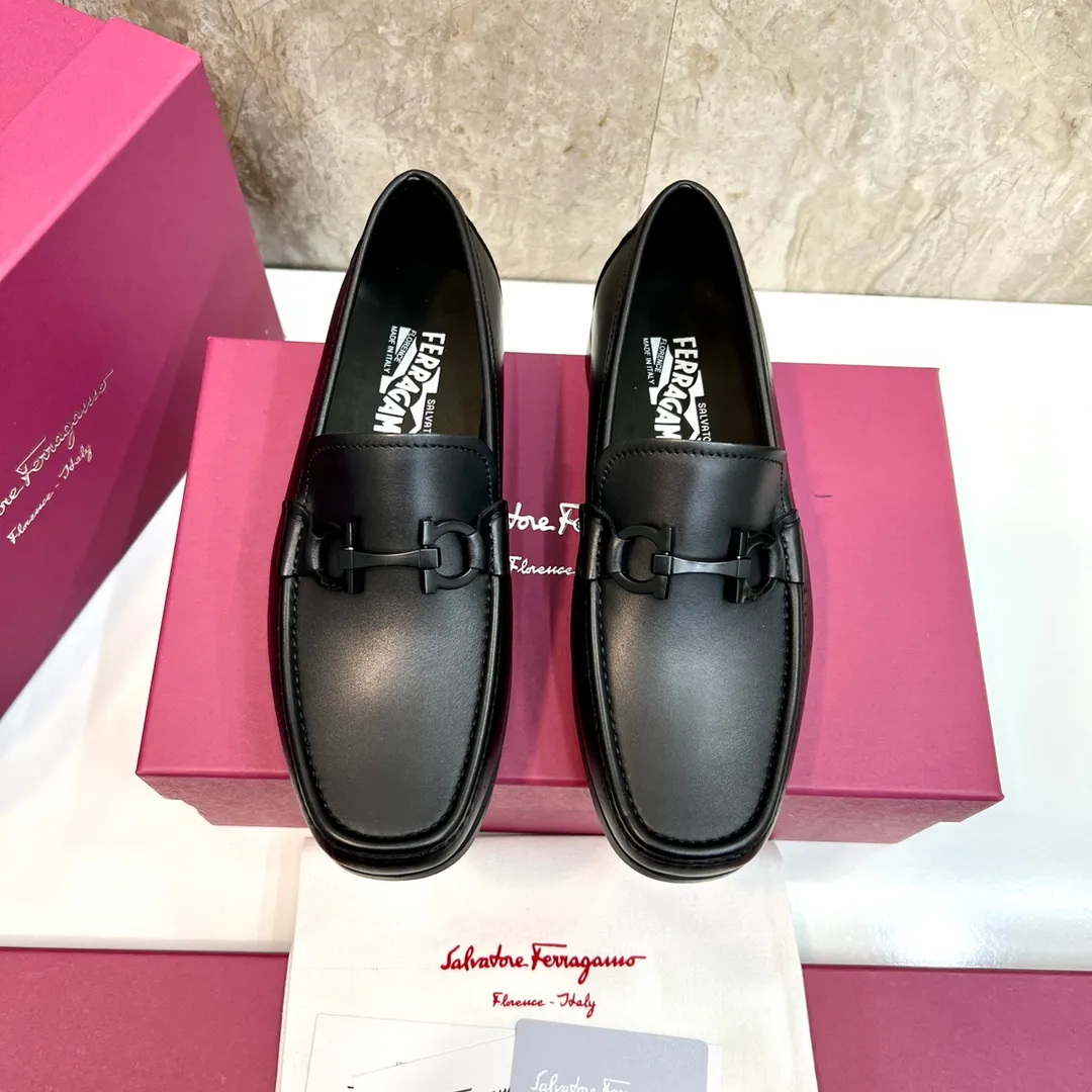 Original quality P780 Brand: Ferragamo Standard size: Men's size 39–44 (38.45 can be customized) Grade: Same style as the official website High-quality men's shoes Material: Customized first-layer calfskin with water-dyed cowhide lining Cowhide tiptoe Original non-slip and wear-resistant rubber outsole Style category: Men's formal business leather shoes are young and fashionable European and American trends British style Casual matching and comfortable feet Color: actual picture